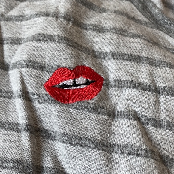 Embroidered lips - Picture 3 of 3